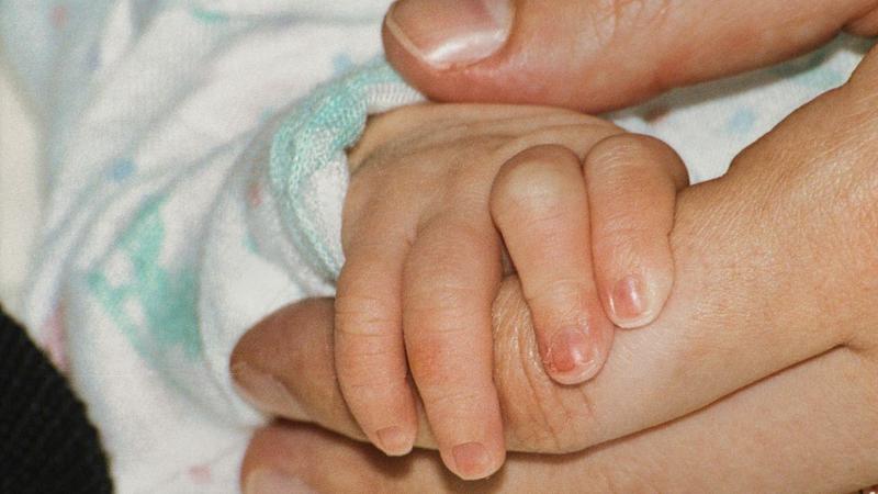 Si addormenta con la figlia in braccio nella vasca e al risveglio la trova morta: tragedia in vacanza