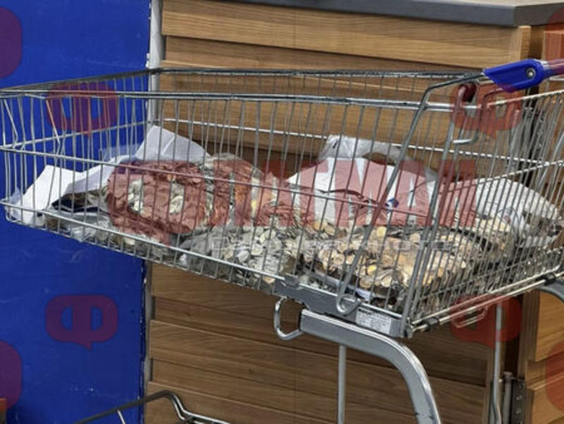 Навсякъде по света пълнят пазарските колички с хранителни продукти, само в Бургас - със стотинки (СНИМКИ/ВИДЕО)