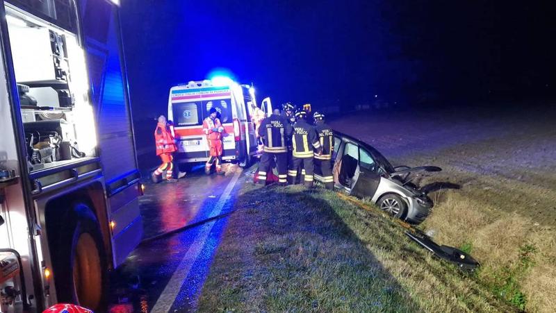Incidente frontale a San Pietro in Casale, 19enne gravissimo trasportato in eliambulanza al Maggiore