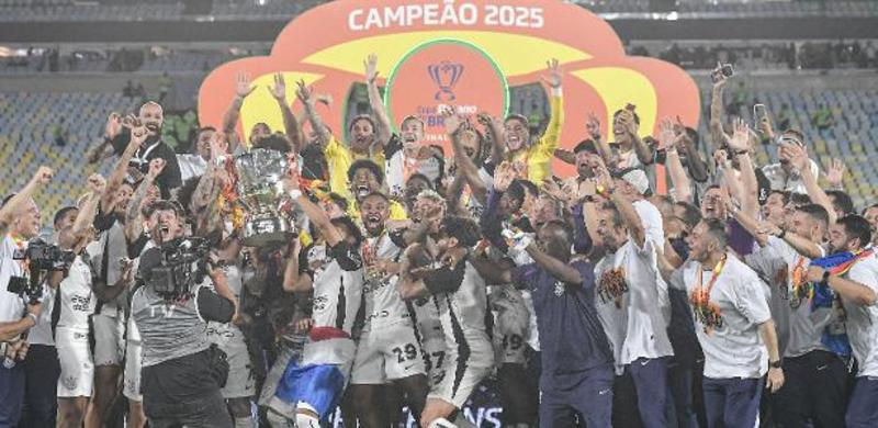 São Paulo amanhece em preto e branco