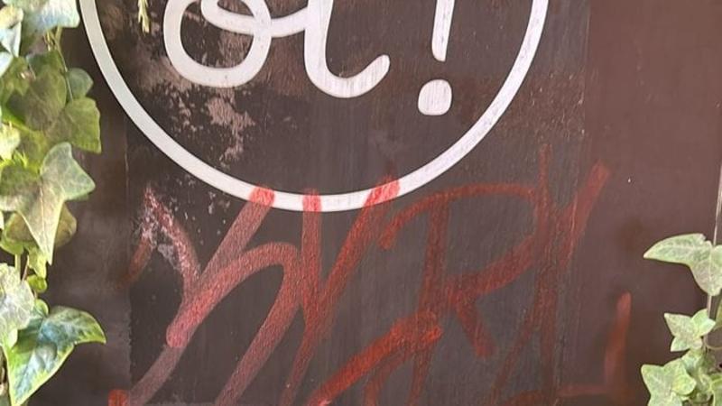 Sporcizia e vandalismi in centro a Bergamo davanti a Oi Boutique -Il video