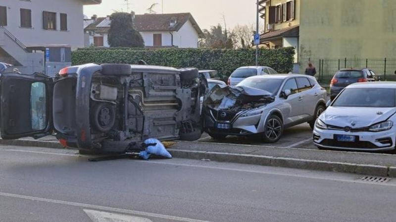 Attimi di paura a Treviglio, si ribalta e piomba su altre auto in sosta - Foto