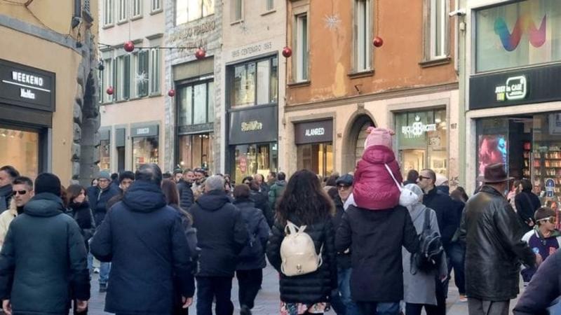 Quasi tutto pronto per Natale, pienone in centro per gli ultimi regali - Foto e video