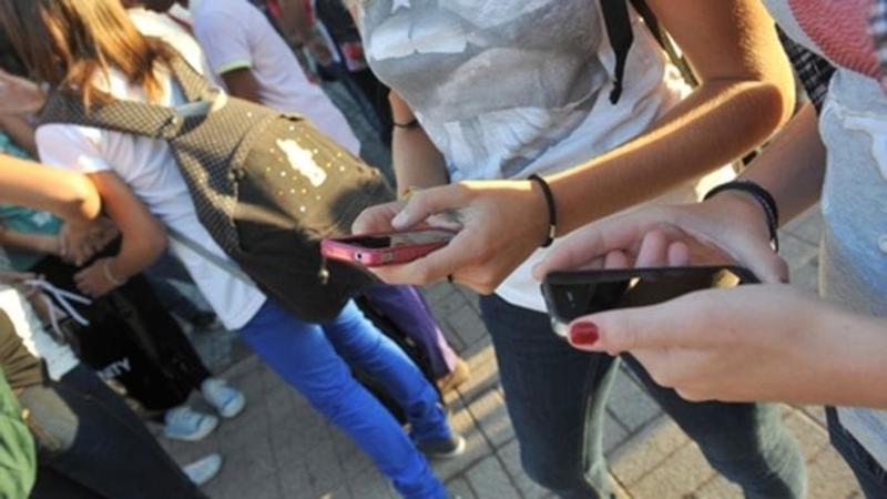 «Niente smartphone prima dei 13 anni, sono troppo dannosi»