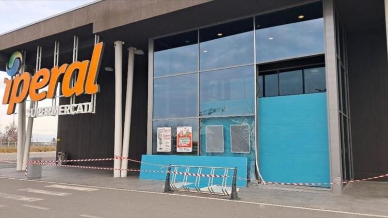 Tentata spaccata all’Iperal di Covo: ladri in fuga nei campi