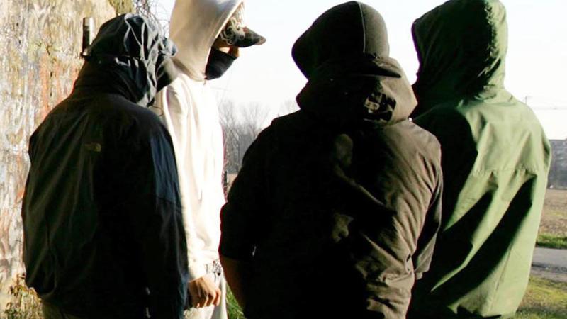 Quindicenne ostaggio della baby gang, spogliato, minacciato e rapinato in corso Buenos Aires: così il padre è riuscito a salvare il ragazzo grazie al cellulare