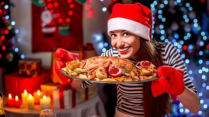 Natale, lo spreco di pranzi e cenoni in Lombardia. Centomila tonnellate di cibo buttato: tra i rifiuti finiscono 100 euro a famiglia