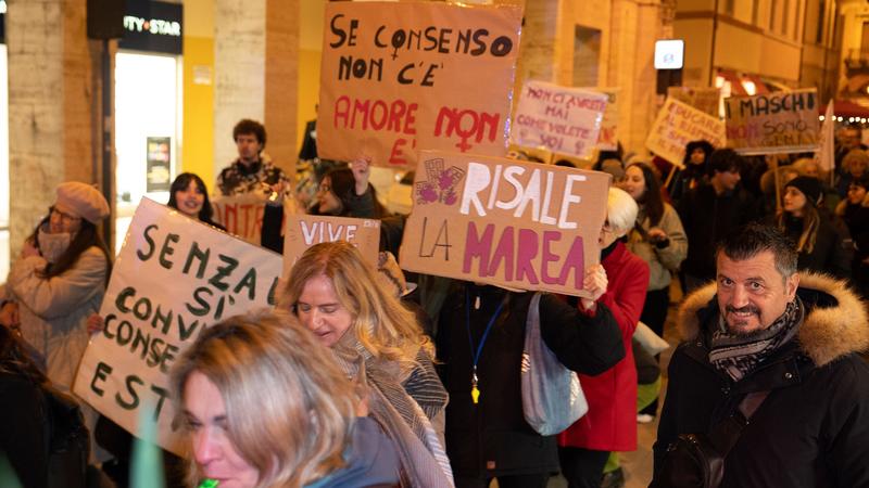 Picchiava l’ex e la figlia, viola il divieto: arrestato