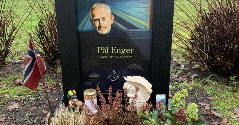 På Nordre gravlund peker Pål Enger nese en aller siste gang.