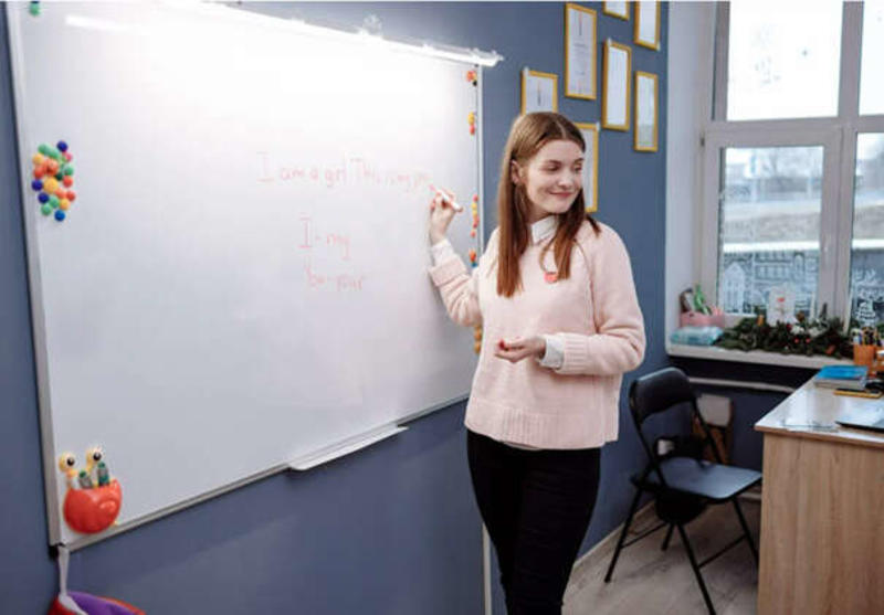 Bir Öğretmenin Masasındaki Sessiz Dağlar