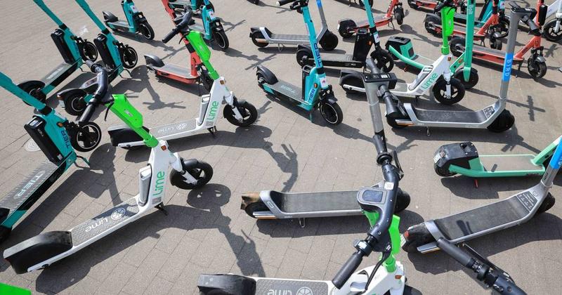 Stehen überall rum, sind gefährlich: Kriegt das E-Scooter-Chaos endlich in den Griff!