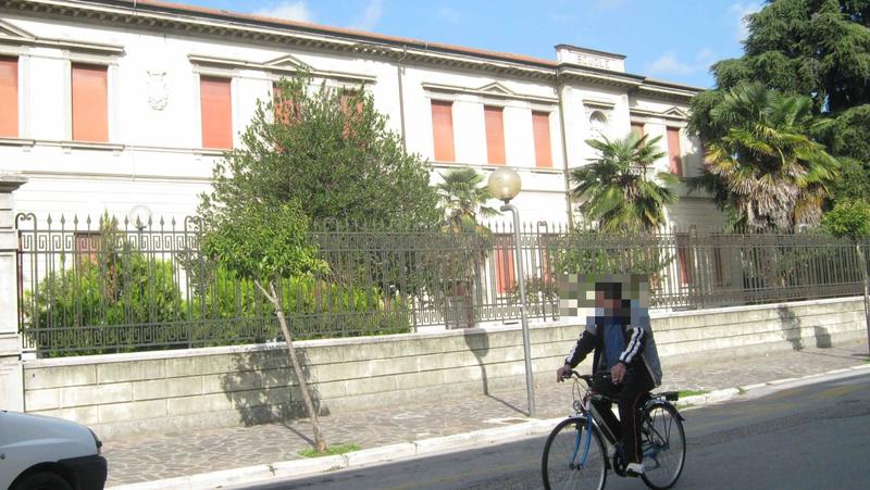 Maestra aggredita a Savignano: “Urla e spintoni dai genitori di un’alunna, ma non so perché”