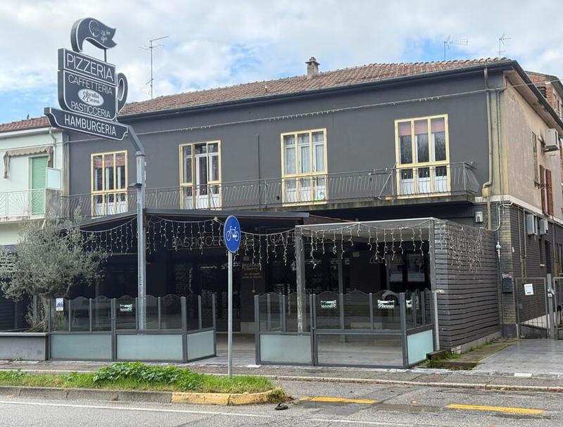 Luci spente da mesi al Caleffi di Ferrara: «Perché il bar non riapre?»