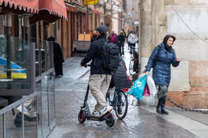 Monopattini selvaggi a Ferrara, i cittadini: «Servono più controlli»