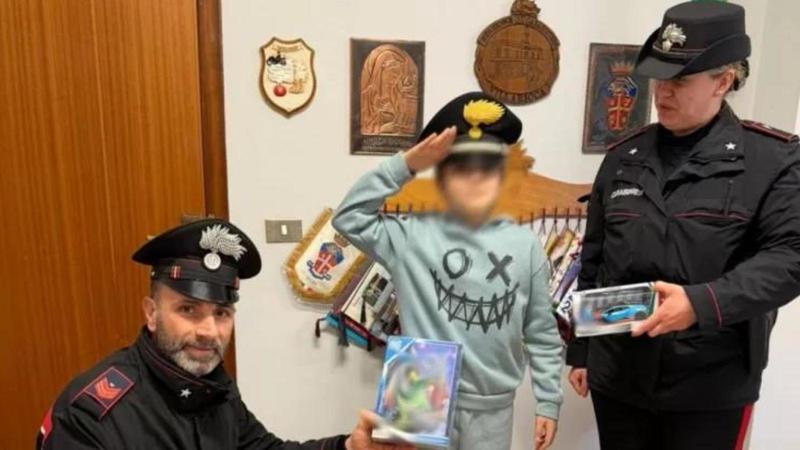 La storia di Alessio, 11 anni, venditore di libri per fare il regalo di Natale alla sorellina: “Non chiedo soldi a papà, vado male a scuola”