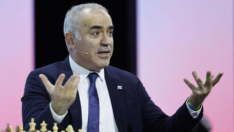 Lo scacchista Garry Kasparov arrestato in contumacia. L’accusa di Mosca: “Apologia di terrorismo”