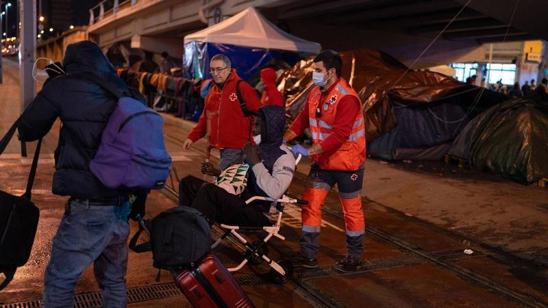 Comienza el dispositivo para la salida inminente de los desalojados del B9 de Badalona del albergue Can Bofí Vell Comienza el dispositivo para la salida inminente de los desalojados del B9 de Badalona del albergue Can Bofí Vell