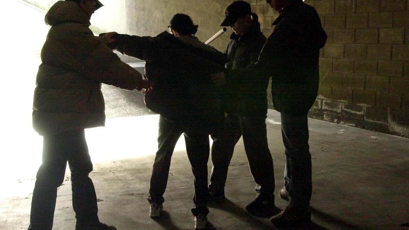 La madre del giovane rapinato e sequestrato a Milano: “Passanti indifferenti, nessuno l’ha aiutato. È la ferita più dolorosa”