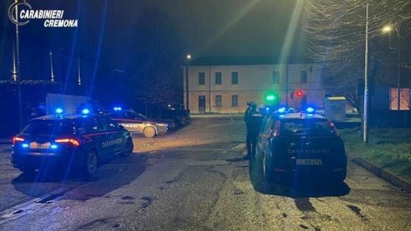 Castelleone, picchia la madre, la butta per terra e la caccia di casa: allontanato il figlio violento