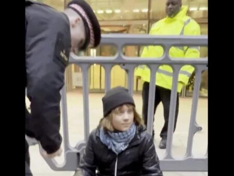 Арестуваха Грета Тунберг в Лондон