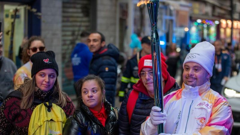 Andrea, argonauta di Foqus corre con la fiaccola a San Giorgio a Cremano lanciando un messaggio di inclusione