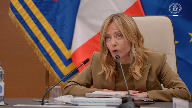 Meloni senza coraggio (ma fa la standing ovation alla passata di pomodoro)