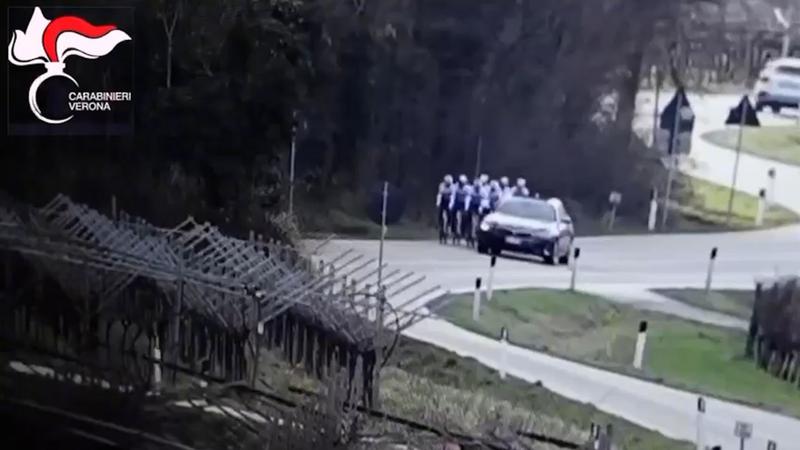 Individuato l’automobilista che ha sparato ai ciclisti. “Ha 25 anni, detesta chi pedala nel traffico” / VIDEO