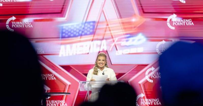 La prima convention di Turning point USA dalla morte di Charlie Kirk diventa una rissa politica tra l’ala radicale e i moderati. J.D. Vance fa il mediatore e lancia la candidatura per il 2028