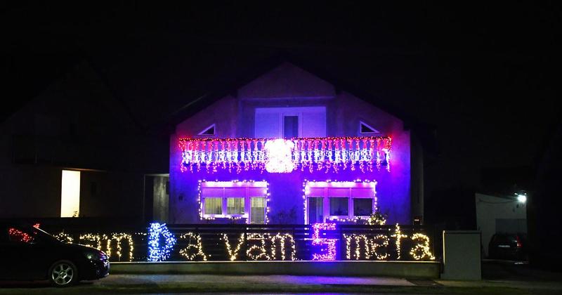 FOTO Netko je na kući okićenoj grbom s prvim bijelim poljem i natpisom 'Znam Da vam Smeta' prerezao žice FOTO Netko je na kući okićenoj grbom s prvim bijelim poljem i natpisom 'Znam Da vam Smeta' prerezao žice