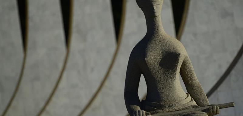 Desconfiamos porque temos memória