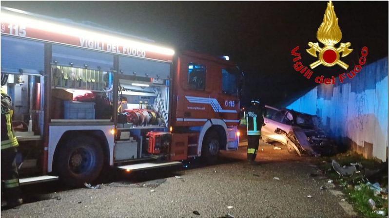 Vanzaghello: scontro fra auto e furgone, muore una donna di 54 anni