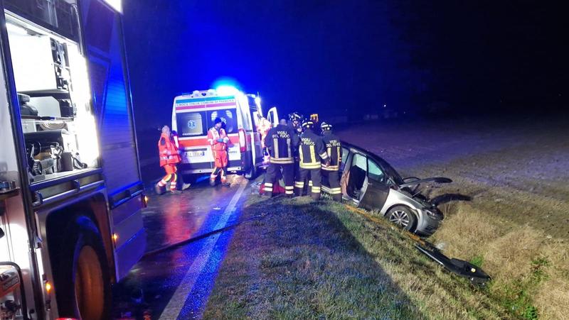 Schianto nella notte, 5 feriti. Un 19enne d’urgenza al Maggiore