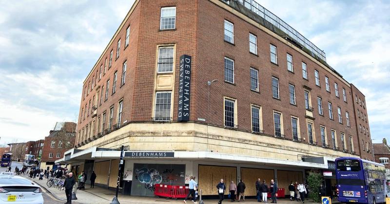 When will a decision to turn city's landmark building into flats be made?