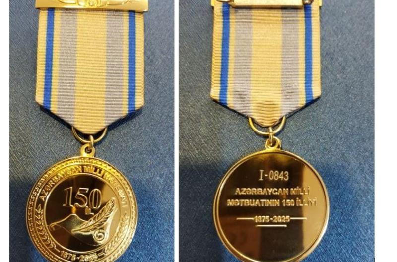 Bir medalın iki üzü - adamı təbrik edir və danla