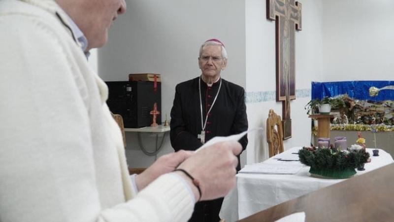 Il Vescovo Beschi in carcere: «Qui le condizioni sono sempre più difficili»