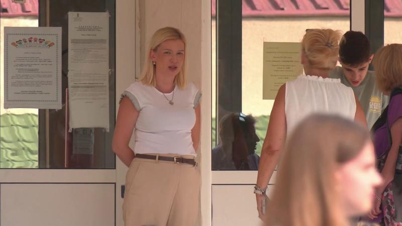 Katanci, otkazi i beg od medija: Ko je čelnica niške gimnazije „Stevan Sremac“ čija se smena traži na protestu?