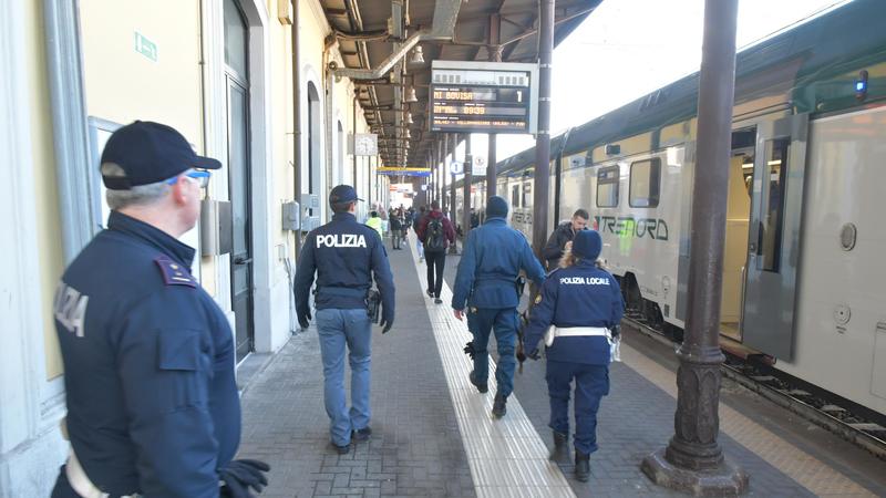 Militari e agenti gratis sui treni lombardi ancora per un po’: ma si cerca l’intesa sul nuovo protocollo (con il nodo residenza)