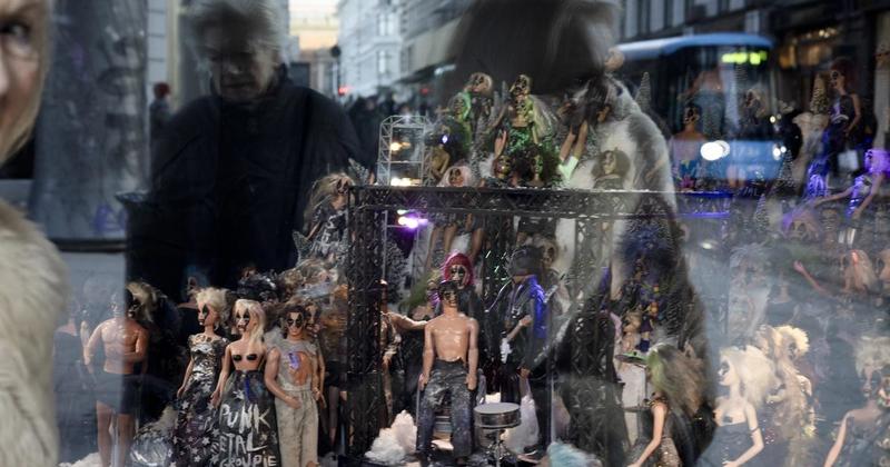 Bjarne Melgaards julevindu bærer hans umiskjen­ne­lige signatur.