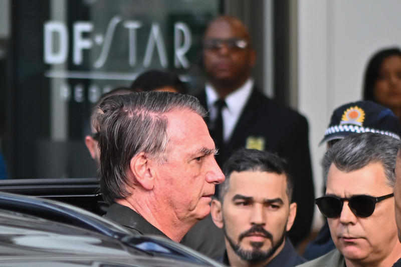 Jair Messias Bolsonaro lutando contra as sequelas da facada de Adélio Bispo Jair Messias Bolsonaro lutando contra as sequelas da facada de Adélio Bispo