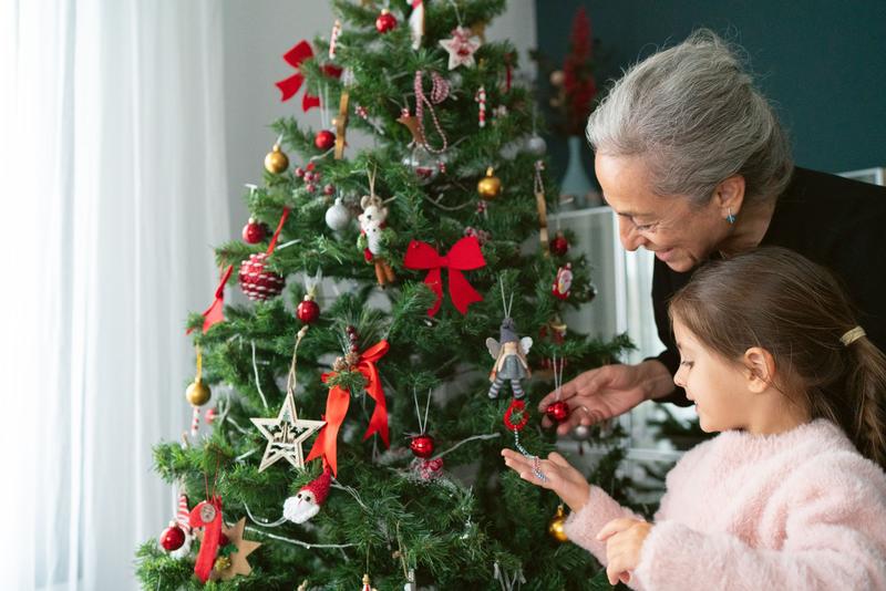 Wer ist dieses Jahr die Grossmutter neben dem Weihnachtsbaum?