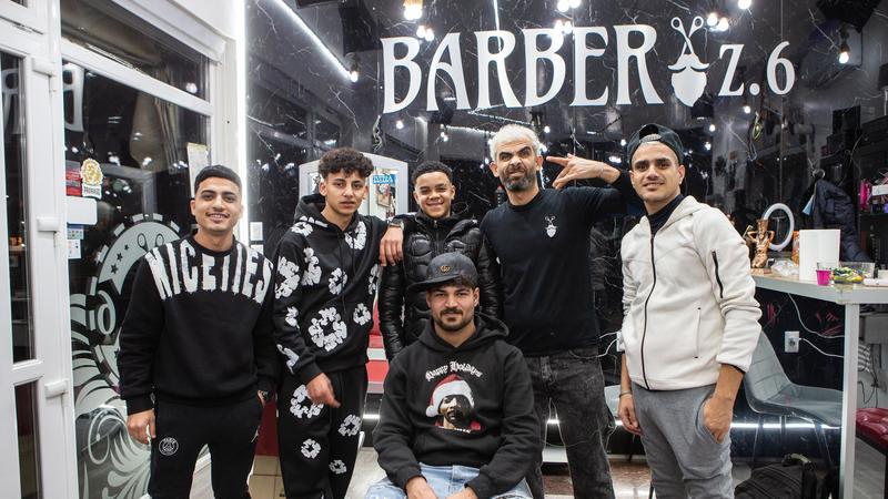 Mido, il barbiere di piazza Tirana: “Insegno il mestiere ai ragazzi difficili. E il mio negozio è un presidio di socialità”