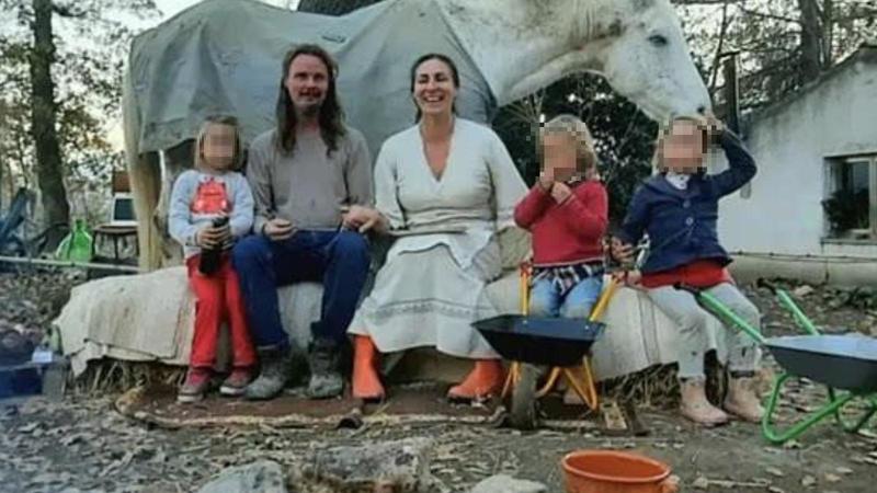 I giudici non si fidano dei genitori del bosco: ecco i dubbi su “personalità, competenze e capacità” per crescere i figli I giudici non si fidano dei genitori del bosco: ecco i dubbi su “personalità, competenze e capacità” per crescere i figli