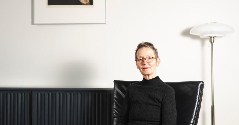 Elke ochtend schreef Ilona Dekker (62) urenlang brieven naar Het Parool: ‘Soms krijg ik ook te horen dat mensen me een betweter vinden, hoor’