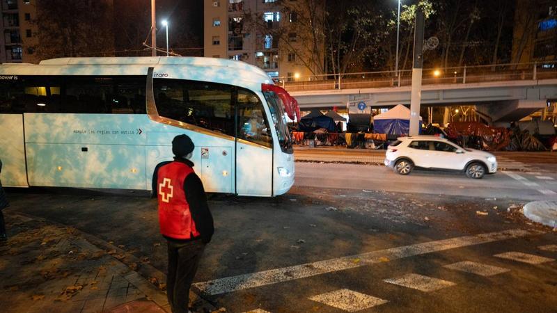 El Govern y las entidades sociales han podido realojar a 120 de las 180 personas vulnerables que habitaban en el B9 El Govern y las entidades sociales han podido realojar a 120 de las 180 personas vulnerables que habitaban en el B9