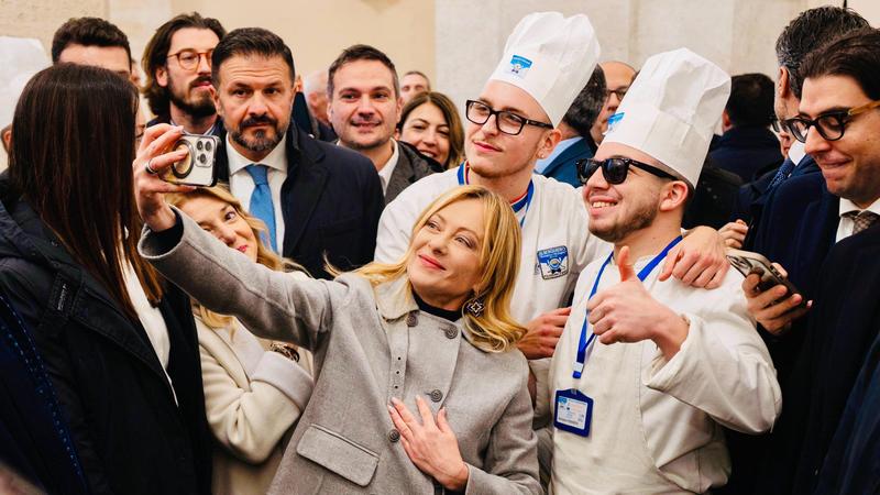 Manovra da 22 miliardi, il Senato approva tra applausi e proteste. Giorgetti: “Risolto questioni impossibili” /