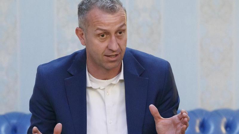 Il caso del sindaco di Cervia Mattia Missiroli, la moglie: “Presa a calci sul letto e al buio in camera per futili motivi” /