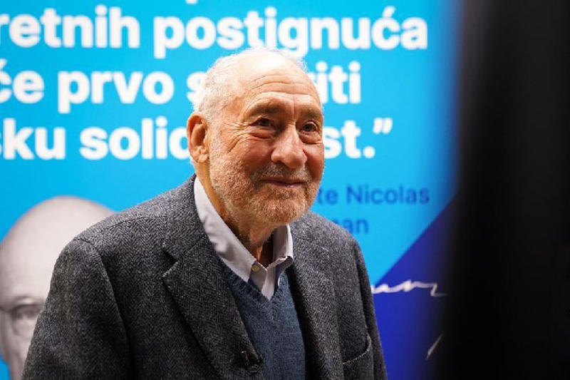 Зомби неолиберализма бауља унаоколо