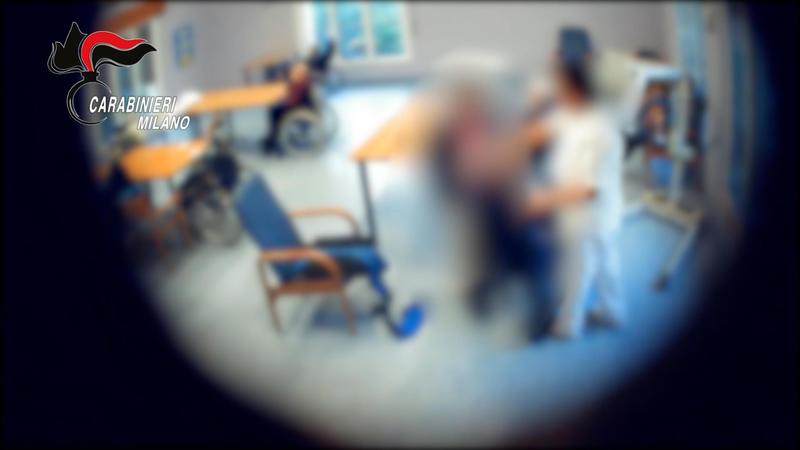 Dentro le stanze degli orrori della rsa di Parabiago: le botte, le umiliazioni e le molestie sessuali inflitte a due donne anziane, sole e indifese