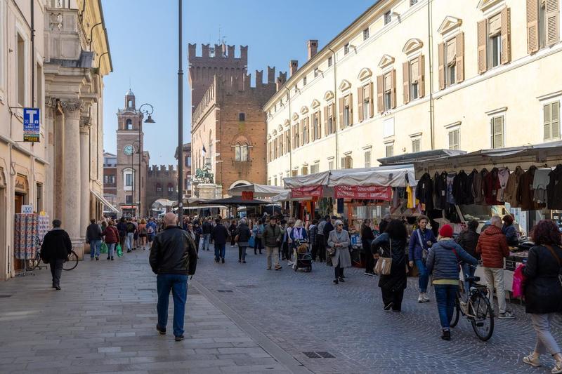 Mercato via da piazza Travaglio, il sindacato: «Usiamo il centro di Ferrara»