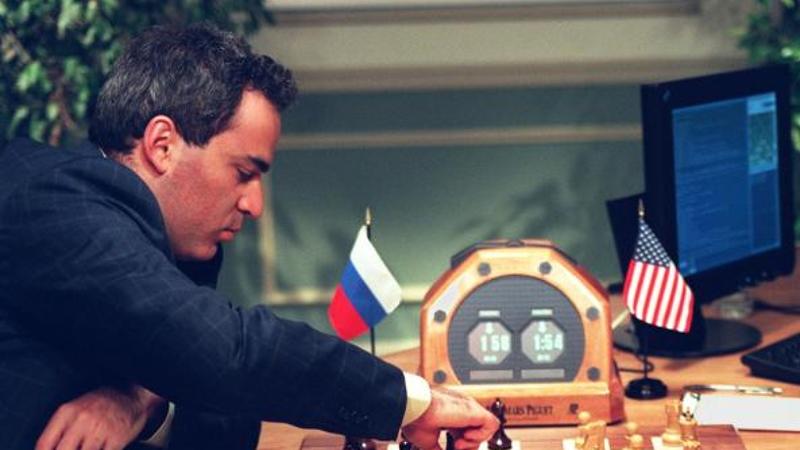 Kasparov e il consiglio dimenticato dell'Ai: mai fidarsi degli uomini (e di Putin)